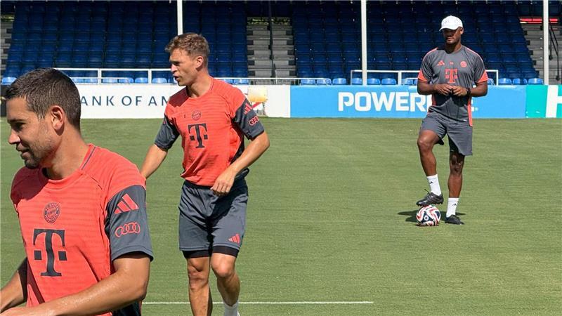 Nach „Peu-à-peu“-Schritten ist gegen PSG Musiala-Time Vincent Kompany (r) schaut beim Training genau hin.