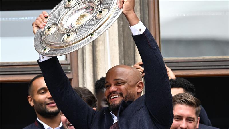 Vincent Kompany reckt die Meisterschale auf dem Münchner Rathausbalkon in die Höhe. (Archivbild)