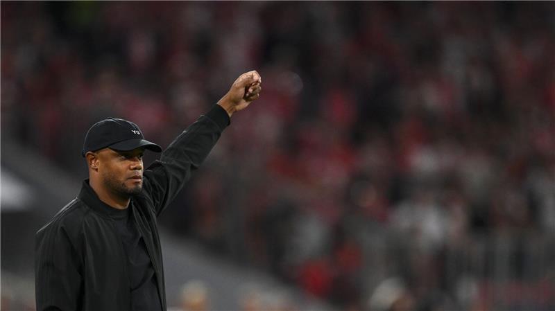 Die Bayern rollen los und feiern mit einem Bosse-Handschlag Vincent Kompany zeigt die Richtung in seinem zweiten Jahr an: Er will in allen Wettbewerben ganz nach oben.