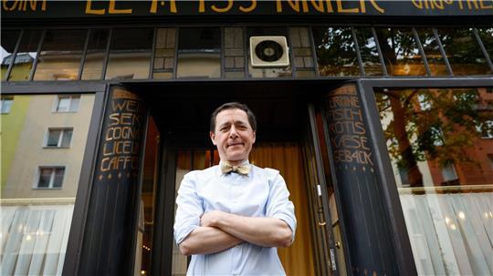 Vincent Moissonnier steht vor seinem Sterne-Bistro „Le Moissonnier“, einem kleinen Stück Paris mitten in Köln. 