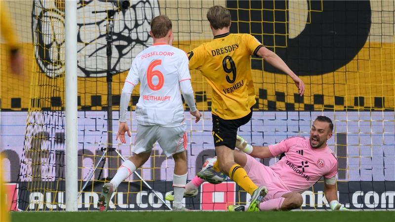 Vincent Vermeij (Dynamo Dresden, M) erzielt gegen Torwart Florian Kastenmeier (Fortuna Düsseldorf) und Tim Breithaupt (Fortuna Düsseldorf) das Tor zum 2:0.