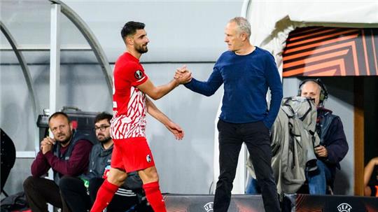 Vincenzo Grifo (l) klatscht mit Freiburgs Trainer Christian Streich (r) ab.