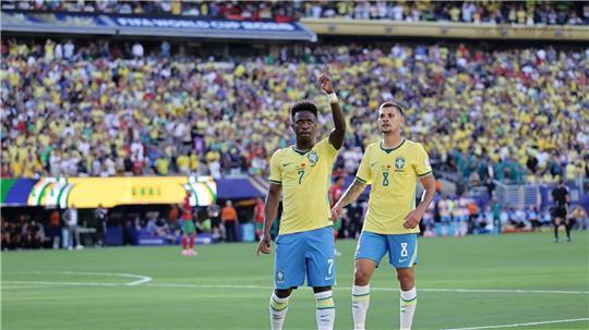 Vinícius Júnior (l.) ist Brasiliens große Offensiv-Hoffnung bei der WM.