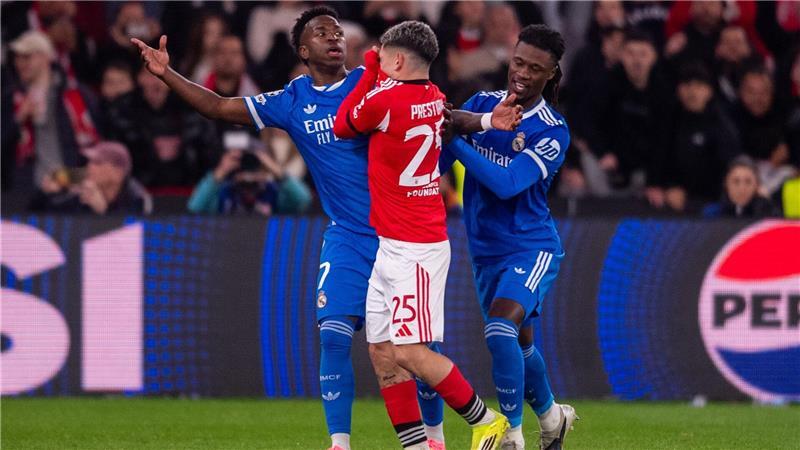 Vinicius Junior (l) und Gianluca Prestianni (M) geraten aneinander. Was hat der Benfica-Profi zum Real-Madrid-Star gesagt? (Archivbild)