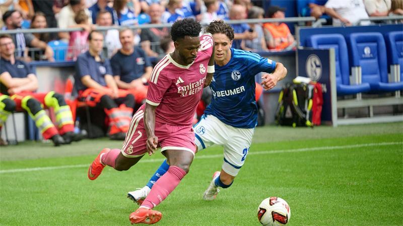Mourinho sieht Real-Star Vinícius Júnior als Mobbing-Opfer Vinícius Júnior (l) wurde beim Testspiel auf Schalke ausgepfiffen. (Archivbild)