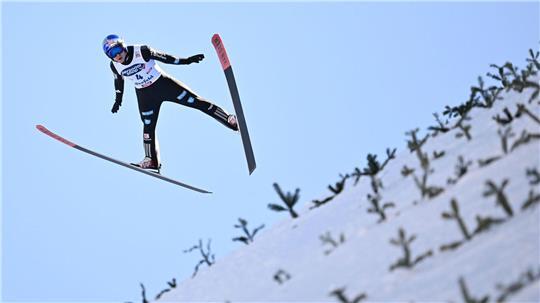 Vinzenz Geiger feiert den Sieg in Seefeld.