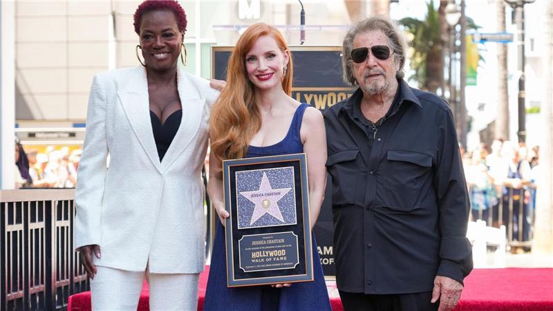 Hollywood-Stern für Jessica Chastain - Al Pacino feiert mit Viola Davis und Al Pacino zollen Jessica Chastain Tribut.