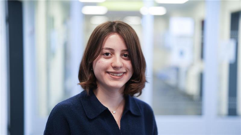 Goethe-Gymnasium setzt seit Jahren auf striktes Handyverbot Viola Vannoni ist von den Handyregeln ihrer Schule mitunter genervt. Bei Social-Media räumt die 14-Jährige aber ein, dass auch sie die sozialen Netzwerke viel zu oft nutze.