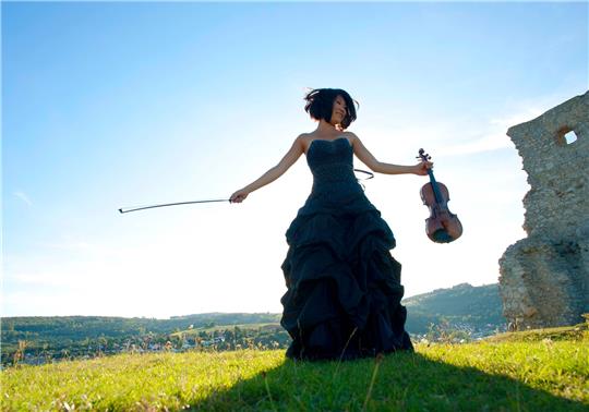 Violinistin Tianwa Yang tritt in der Hansestadt Stade auf. Foto: Andrj Grilc
