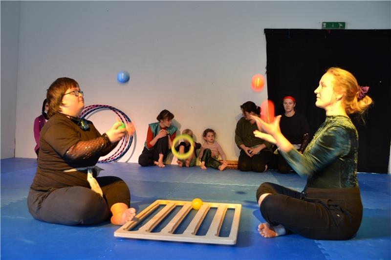 Virginia (links) und Zirkuspädagogin Mona Hirsch jonglieren gemeinsam.