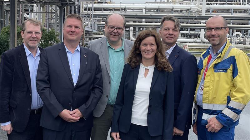 Minister unter Strom: Wie ein Grüner der Dow in Stade helfen will Visite bei der Dow (von links): Dr. Magnus Buhlert, Jörg Schmitz, Christian Meyer, Yvonne Franken, Olaf Stüven und Frank Gubbels.