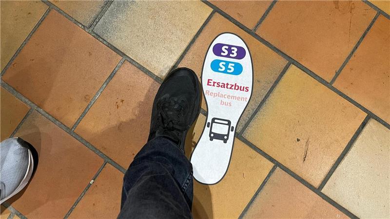S5: So lange dauert die Fahrt von Buxtehude zum Hamburger Hauptbahnhof Visuelle Orientierungshilfe für Fahrgäste: Am Bahnhof Harburg weisen Fußstapfen auf dem Fußboden den Weg zu den Ersatzbussen.