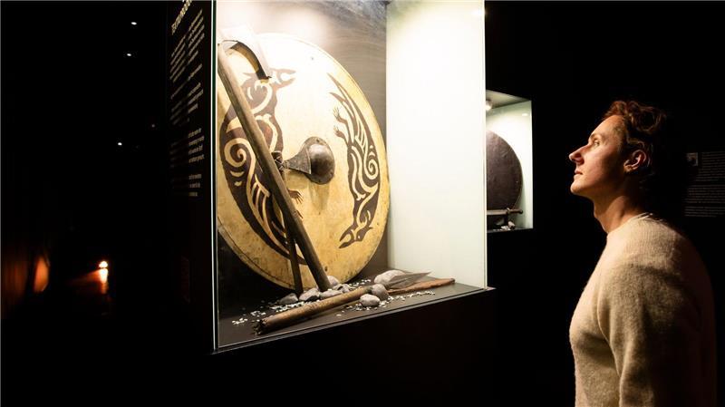 Vitrinen und Schautafeln ergänzen die immersive Ausstellung.