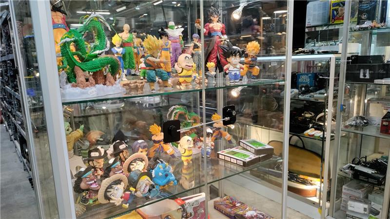 Dirk und Marinas Flohmarkthalle in Stade: Ein Paradies für Trödel-Fans Vitrinen voller Sammlerstücke aus der Anime- und Manga-Serie „Dragon Ball“ und gut erhaltener Elektrogeräte.
