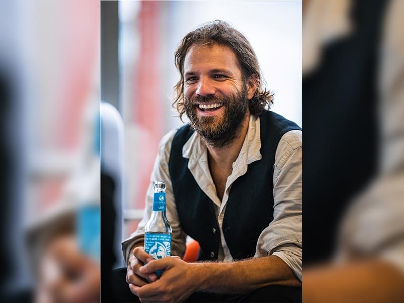Viva con Agua-Gründer Benjamin Adrion ist mit seiner Familie nach Kapstadt gezogen. Wenn 2023 die Villa Viva in Hamburg eröffnet wird, kommt er nach Deutschland zurück. Foto: Voß