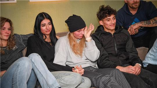 Vivian, mitten in ihrer Chemotherapie, bekommt von ihren Freunden einen Urlaub geschenkt. Neben ihr ihr Sohn, ganz rechts der Ehemann.