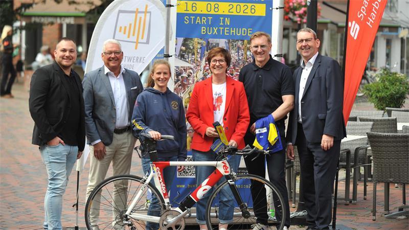Viviane Pfennig (3. von links) neben der Buxtehuder Bürgermeisterin Katja Oldenburg-Schmidt.
