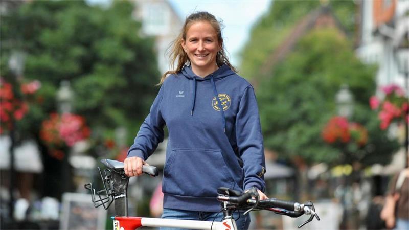 Viviane Pfennig in der Buxtehuder Innenstadt.
