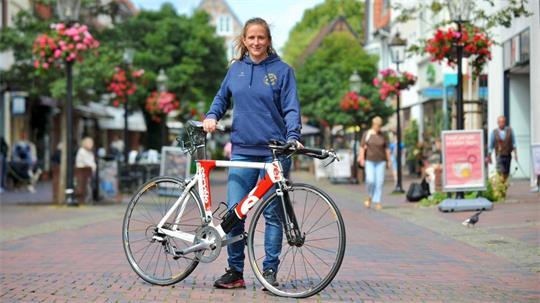 Viviane Pfennig startet am Sonntag bei den Cyclassics gemeinsam mit 21 weiteren Sportlerinnen und Sportlern für das Team Buxtehude.