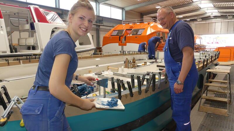 Vivien Hoffmann bei der Endmontage eines Tenderboots. Stefan Janzen, einer der Vorarbeiter, glaubt, dass auch künftig das Gros der Arbeit auf der Hatecke-Werft noch Handarbeit sein wird.