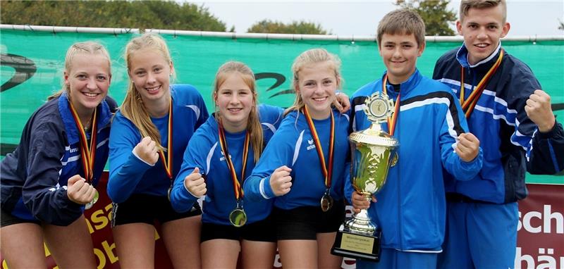 Vivien Werner, Mieke Heuckeroth, Mette Wohlers, Amelie Draack, Nick und Claas Poppe (von links) sind Deutsche Meister geworden. Foto Bartsch