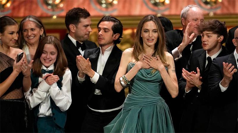 Vivienne Jolie-Pitt (L, vordere Reihe), will „Pitt“ aus ihrem Namen streichen lassen. (Archivbild) 