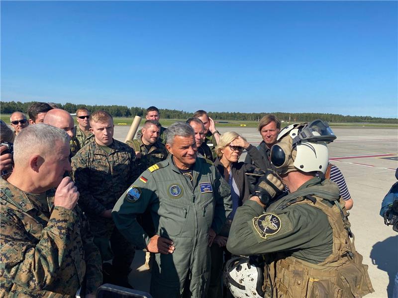 Deutsche Marineführung bei Ostsee-Großmanöver Vize-Admiral Frank Lenski im Gespräch mit einem Piloten auf dem Flughafen Riga.