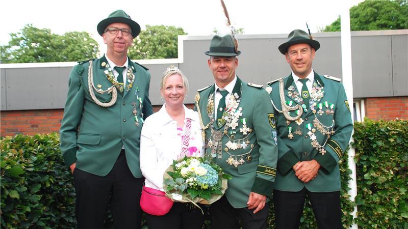 Vize-König Kai Elmers mit Ehefrau und Adjutanten Alex Lück (rechts) und Rolf Hilck.