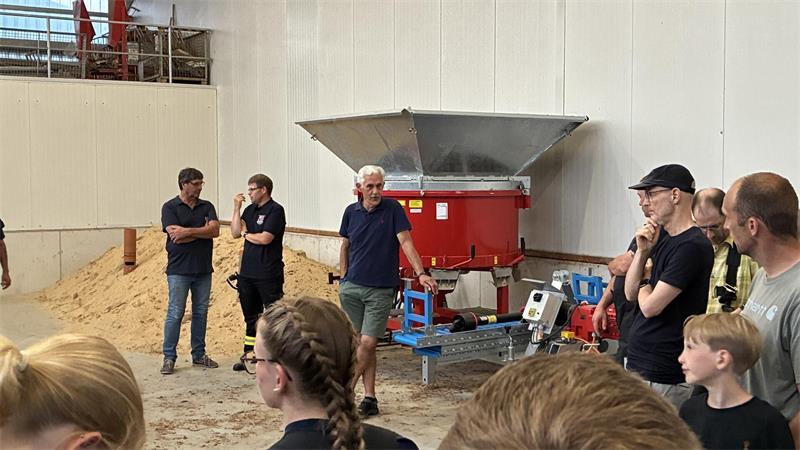 Vor Sturmflut-Saison im Alten Land: Helfer schwitzen in der Sandsack-Kette Vize-Oberdeichrichter Günther Pape (vor dem Sandking) erläutert die Ausstattung des Deichverbands und die Abläufe im Sturmflutfall.