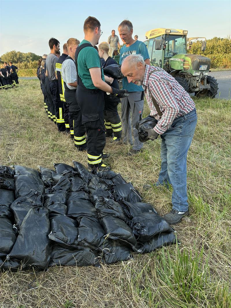 Vor Sturmflut-Saison im Alten Land: Helfer schwitzen in der Sandsack-Kette Vize-Oberdeichrichter Hans Baltha Schacht füllt eine Lunke mit Sandsäcken.