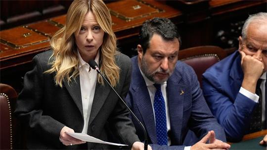 Vize-Regierungschef Matteo Salvini - hier rechts neben Ministerpräsidentin Giorgia Meloni - findet markige Worte. (Archivbild)