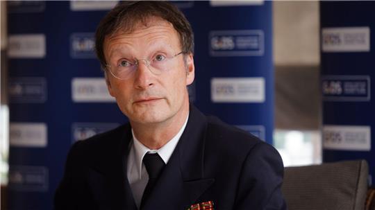Vizeadmiral Axel Deertz spricht über die das Verhalten russischer Militäreinheiten im Ostseeraum.