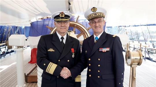 Vizeadmiral Jan Christian Kaack (l) und Admiral Nicolas Vaujour, schütteln sich die Hand.