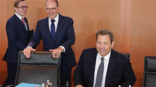 Vizekanzler Klingbeil leitet in Abwesenheit des Kanzlers die Kabinettssitzung.