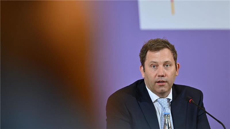 Klingbeils Pläne: Zwei Haushalte, 170 Milliarden Schulden Vizekanzler Klingbeil plant seinen Haushalt mit hohen Schulden. (Archivbild)