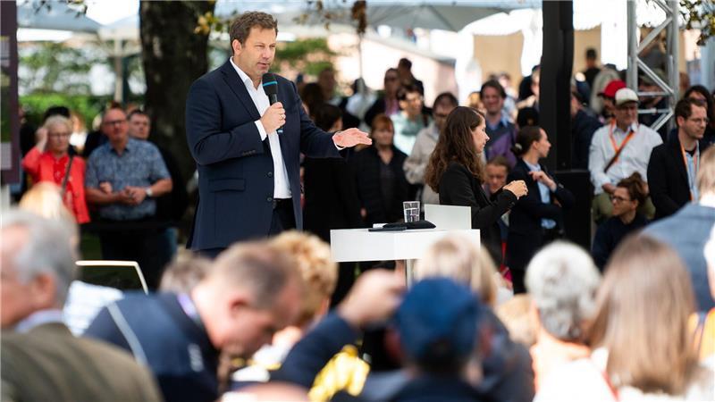 Vor dem „Herbst der Reformen“ knirscht es in der Koalition Vizekanzler Klingbeil will ein sozial ausgewogenes Vorgehen.