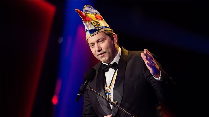 Mission Karneval: Raumfahrtministerin Bär mit Orden geehrt Vizekanzler Lars Klingbeil hielt die Laudatio auf die Kabinettskollegin.