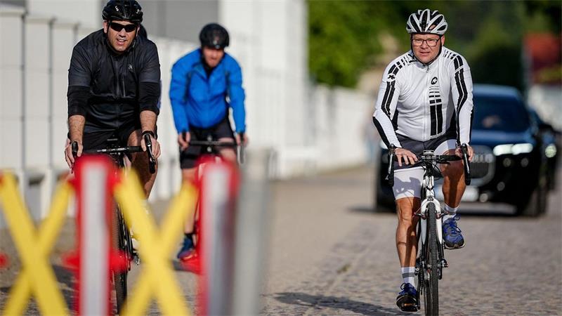 Merz spricht Machtwort in Rentendebatte Vizekanzler Lars Klingbeil und Umweltminister Carsten Schneider hatten sogar Zeit, aufs Rad zu steigen.
