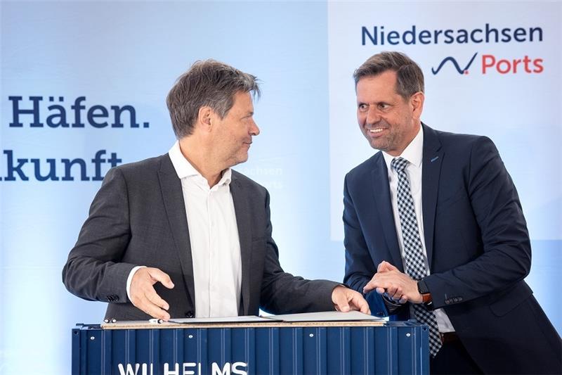 Vizekanzler Robert Habeck (Grüne; links) mit Niedersachsens Umweltminister Olaf Lies (SPD). Foto: Sina Schuldt/dpa