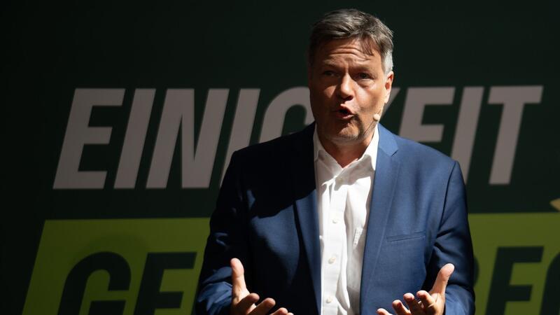 Habeck: Verstehen Streit um das Rentenpaket nicht wirklich Vizekanzler Robert Habeck erinnert daran, dass auf Wunsch der FDP auch Aktien bei der Rente künftig eine Rolle spielen werden.