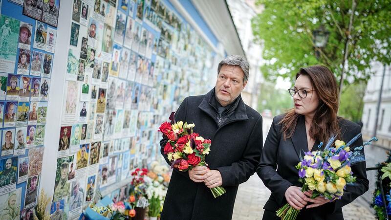 Habeck besucht die Ukraine: „Kampf um Freiheit“ Vizekanzler Robert Habeck legt zusammen mit Julija Swyrydenko, der Ersten Stellvertretenden Premierministerin und Ministerin für Wirtschaft der Ukraine, an der Gedenkmauer für die im Krieg gefallenen Soldaten Blumen nieder.