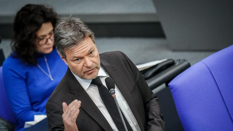Habeck: AfD ist „Gift für Wirtschaftsstandort Deutschland“ Vizekanzler Robert Habeck räumt eine Mitverantwortung der Ampel für den Aufstieg der AfD ein.