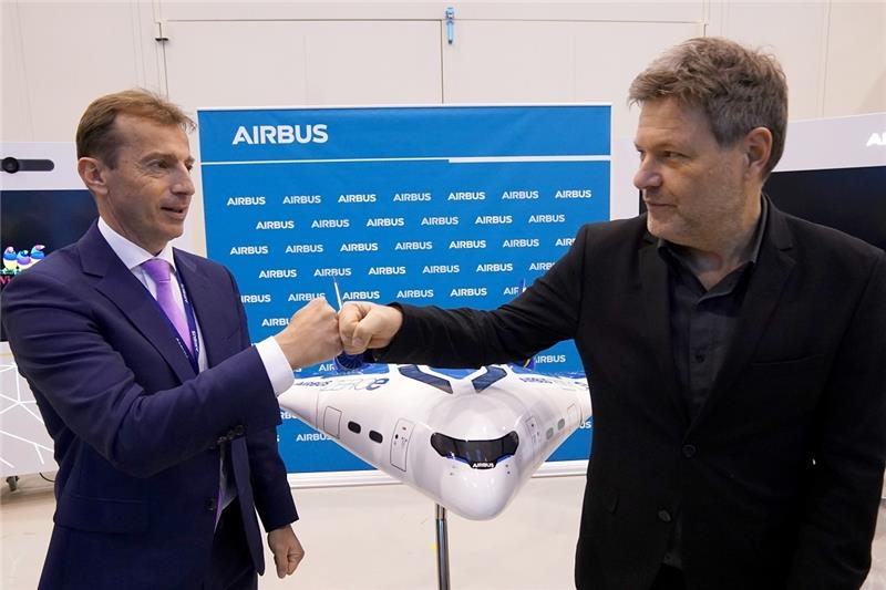 Vizekanzler Robert Habeck (Grüne, rechts) mit Guillaume Faury, Vorstandsvorsitzender von Airbus, nach seiner Besichtigung des Werks in Hamburg-Finkenwerder. Foto: Marcus Brandt/dpa
