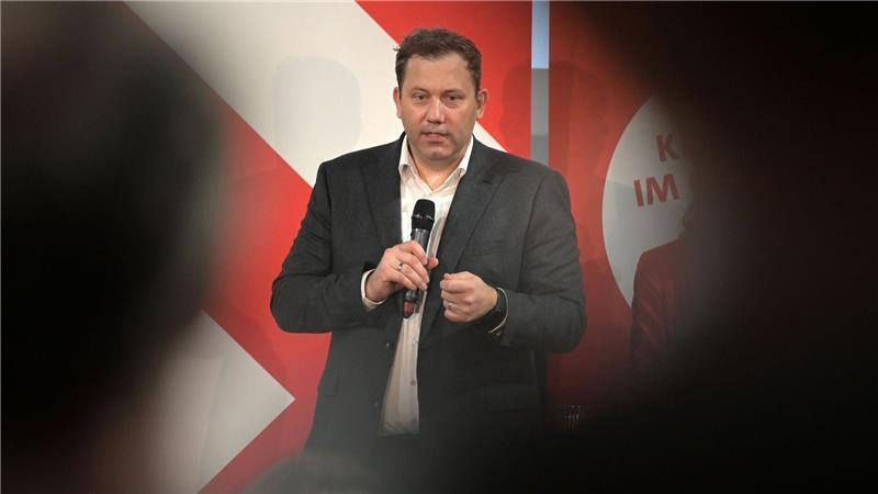 Klingbeil zeigt sich im Kurs für Autobranche einig mit Merz Vizekanzler und SPD-Chef Lars Klingbeil will die deutsche Autoindustrie in der Krise unterstützen.