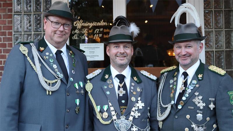 Sauensiek: Metallbauender Senkrechtstarter wurde an die Kette gelegt Vizekönig Oliver Eickhoff mit Adjutanten Lars Spiwoks und Jörg Fischer.