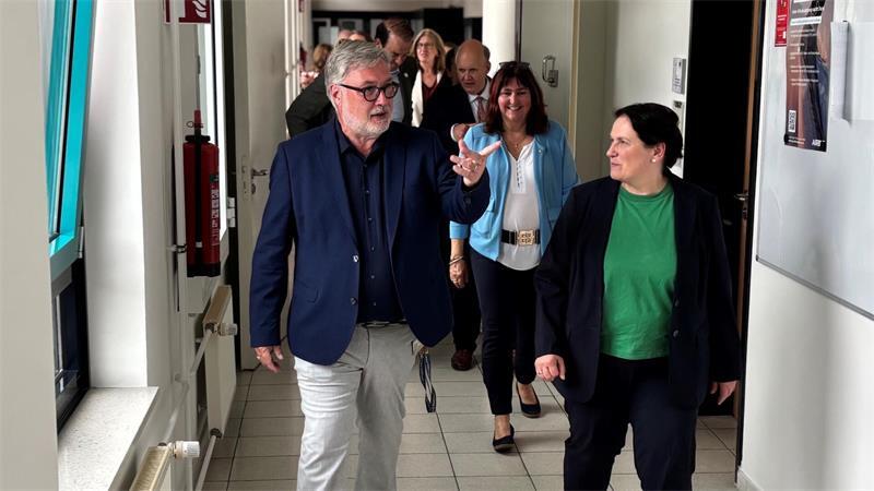 Vizepräsident Thorsten Hermes (vorne links) führt Niedersachsens Europaministerin Melanie Walter durch die Hochschule 21 zu mehreren Laboren.