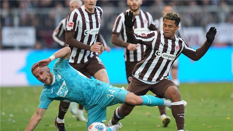 St. Pauli verliert zu Hause gegen Hoffenheim – Krise spitzt sich zu Vladimir Coufal (l, 1899 Hoffenheim) und Joel Chima Fujita (r, FC St. Pauli) kämpfen um den Ball.
