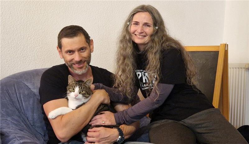 Vladimir und Albena Mineva aus Hesel sind überglücklich, dass Kater Roni nach zwei Jahren wieder da ist.