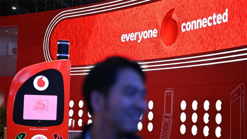 Europas Mobilfunker greifen nach Weltraum-Frequenzen Vodafone macht auch mit bei dem Frequenzvorhaben - das alte Nokia-Handy, wie es als überdimensionales Modell am Vodafone-Messestand beim Mobile World Congress im März zu sehen war, dürfte aber kein Weltraum-Internet mehr bekommen.