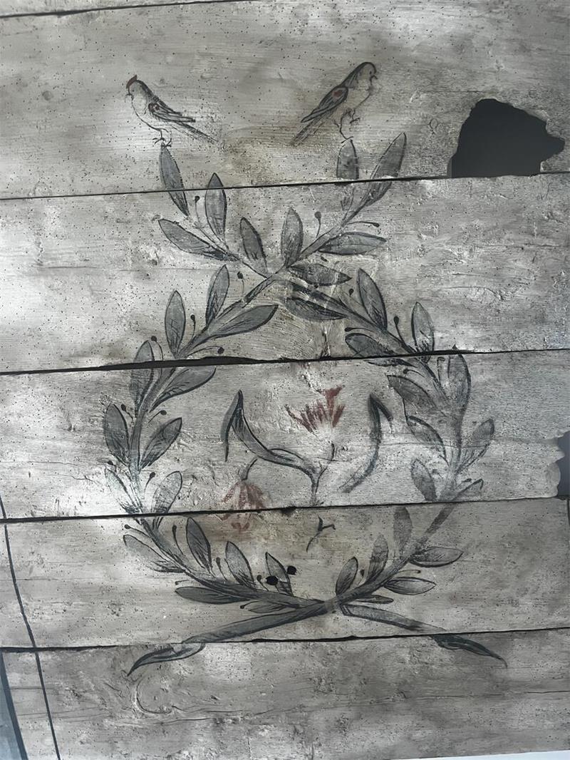 Vögel und Ölzweige zeigt dieses Deckengemälde im Haus Hökerstraße 26.